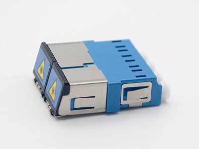 LC UPC 四聯(lián)帶蓋光纖適配器，耦合器