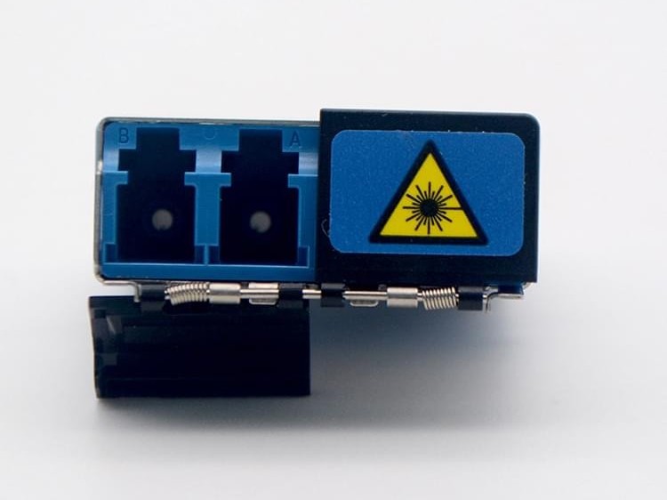 LC UPC 四聯(lián)帶蓋光纖適配器，耦合器