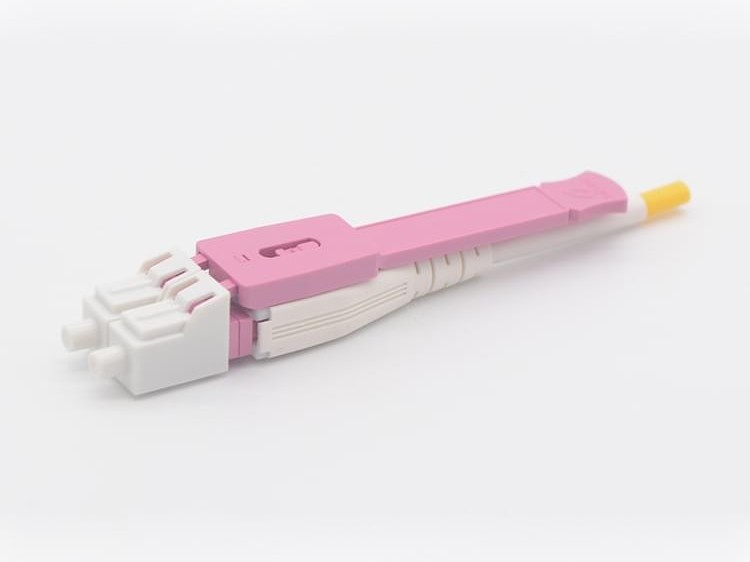 LC OM4 V4 uniboot 帶拉桿光纖連接器